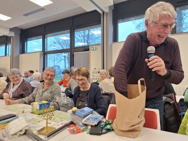 Marcel distribue les lots